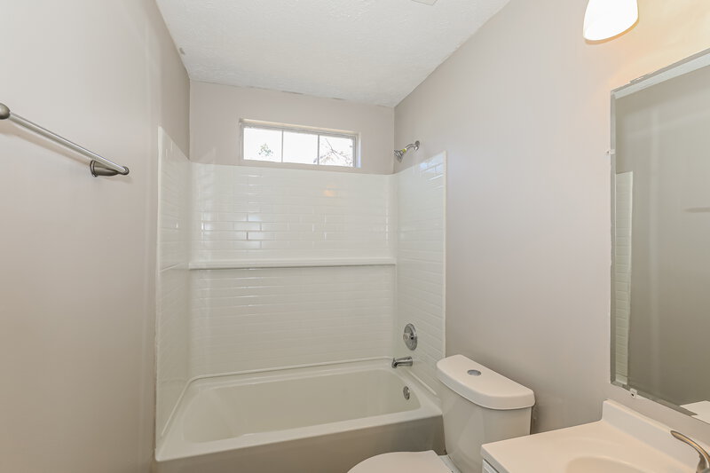 2,000/Mo, 587 Rosewood Cir Jonesboro, GA 30238 Bathroom View