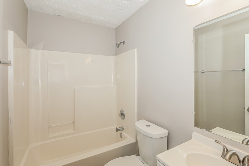 2,000/Mo, 587 Rosewood Cir Jonesboro, GA 30238 Bathroom View 2