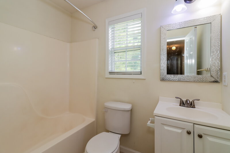 2,250/Mo, 757 Newport Dr Villa Rica, GA 30180 Bathroom View 2