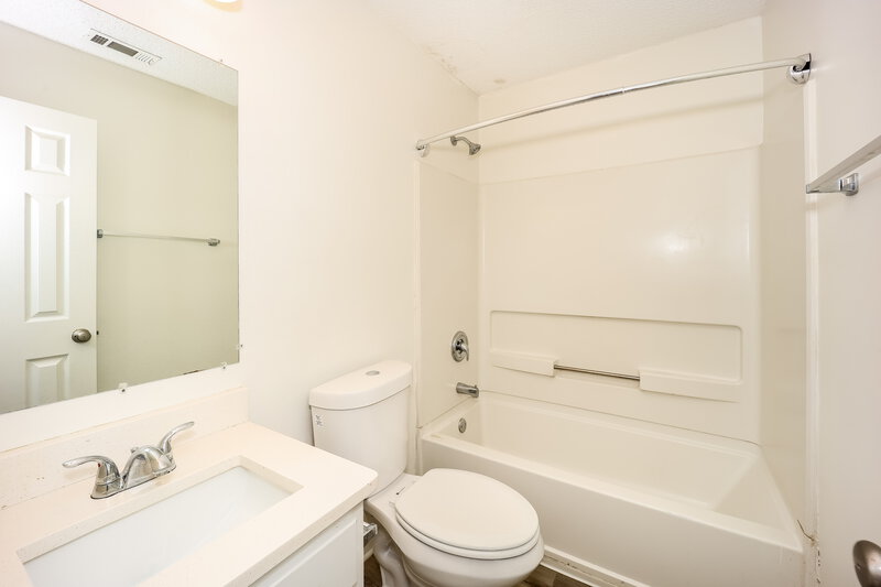 1,930/Mo, 8012 Highland Pkwy Fairburn, GA 30213 Bathroom View