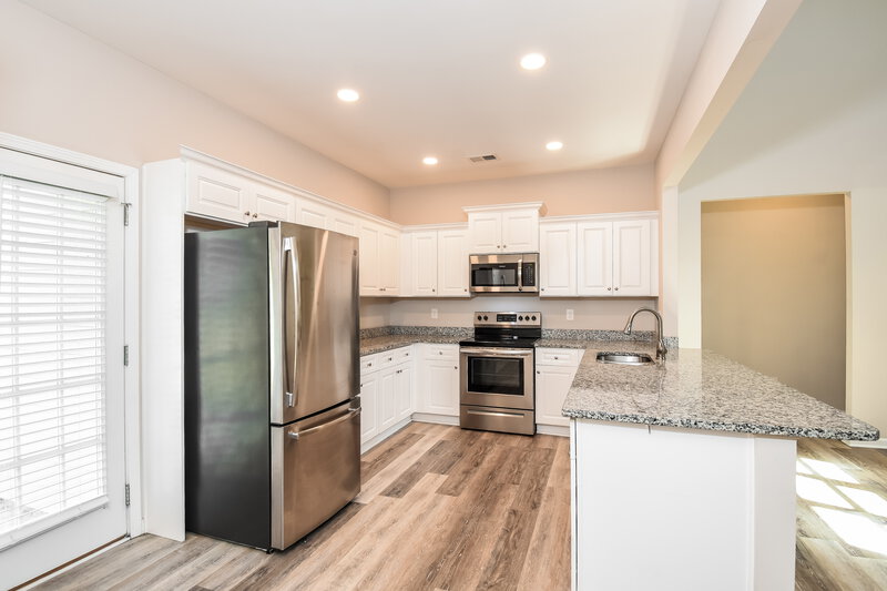 1,835/Mo, 19 Celtic Court Adairsville, GA 30103 Kitchen View