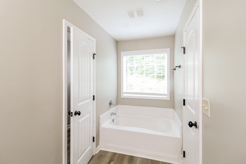 2,040/Mo, 602 Embassy Walk Winder, GA 30680 Main Bathroom View