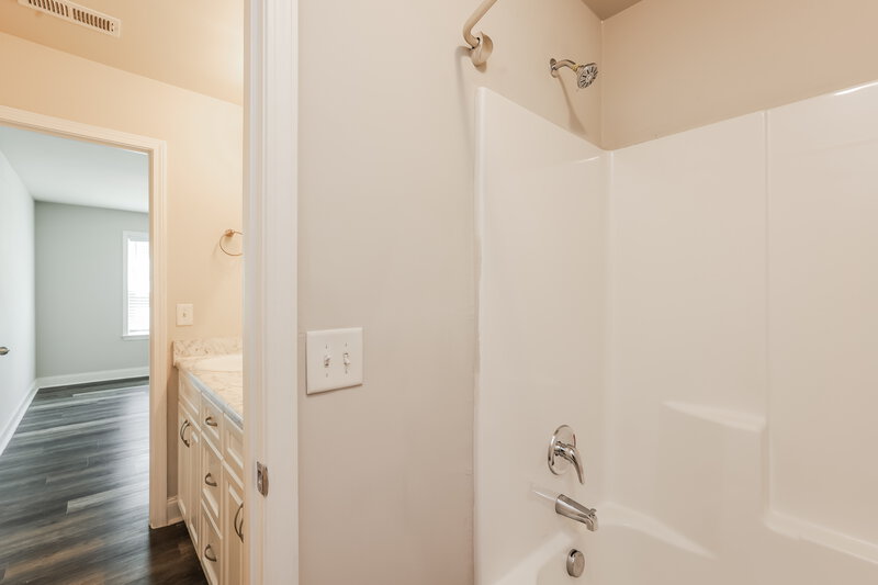 1,890/Mo, 77 Rosemont Court Hiram, GA 30141 Main Bathroom View