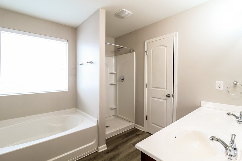 1,790/Mo, 305 Crestfield Circle Covington, GA 30016 Main Bathroom View
