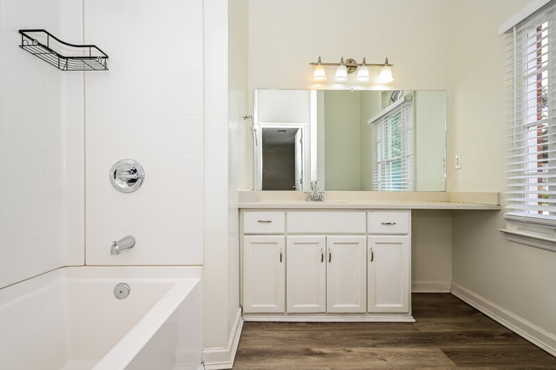 2,005/Mo, 3199 Pearce Ct Lithonia, GA 30038 Main Bathroom View