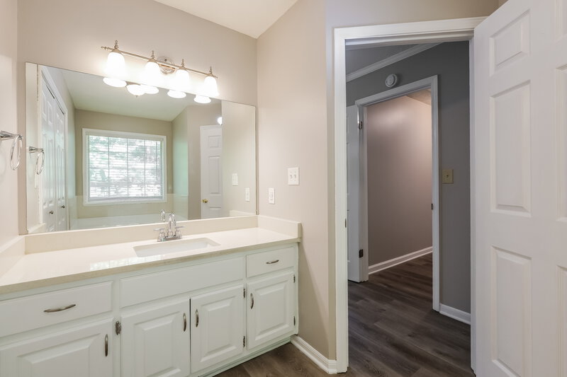 1,900/Mo, 237 Hidden Ct Winder, GA 30680 Main Bathroom View