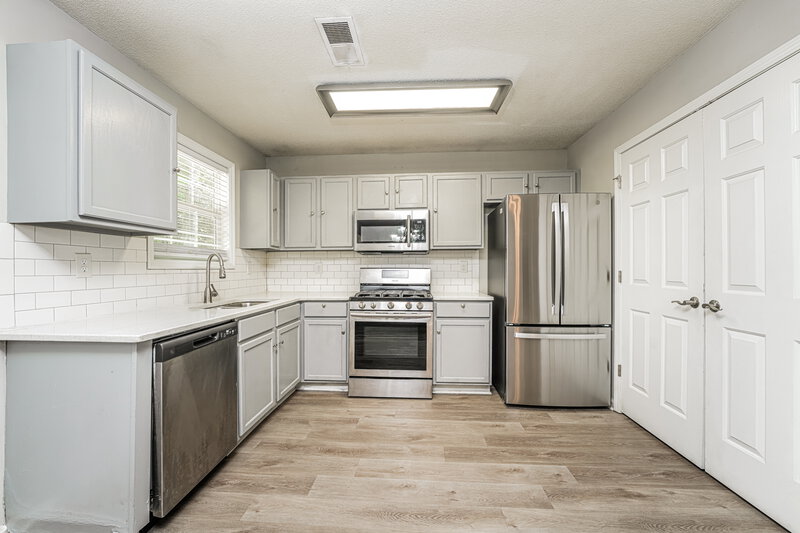 1,760/Mo, 2404 Rambling Way Lithonia, GA 30058 Kitchen View