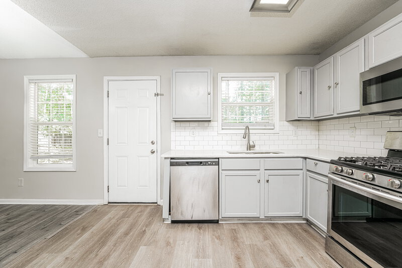 1,760/Mo, 2404 Rambling Way Lithonia, GA 30058 Kitchen View 2