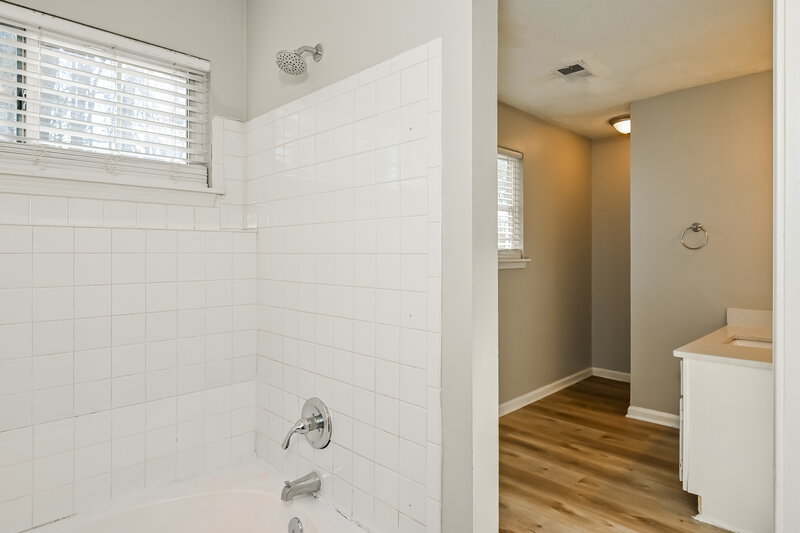 1,910/Mo, 6609 Swift Creek Rd Lithonia, GA 30058 Main Bathroom View
