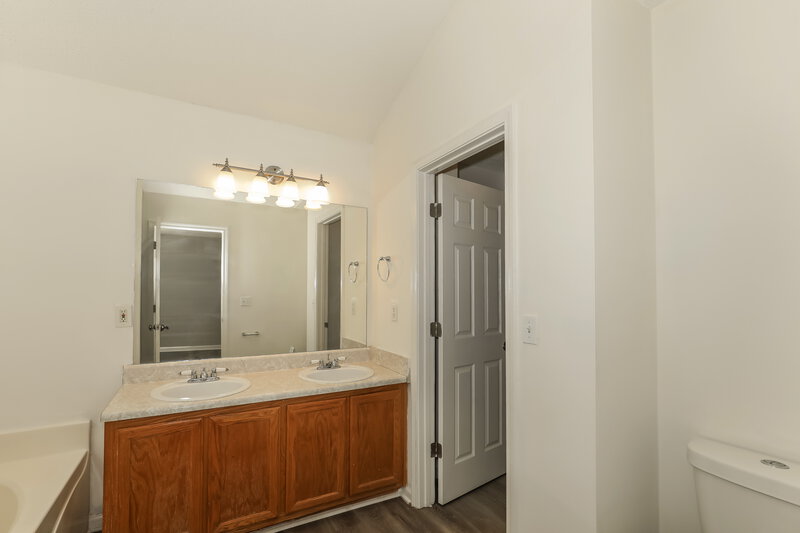 2,020/Mo, 9447 Rollinghills Dr Jonesboro, GA 30238 Main Bathroom View