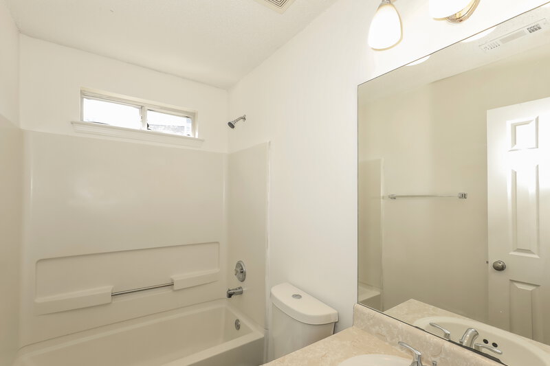 2,020/Mo, 9447 Rollinghills Dr Jonesboro, GA 30238 Bathroom View