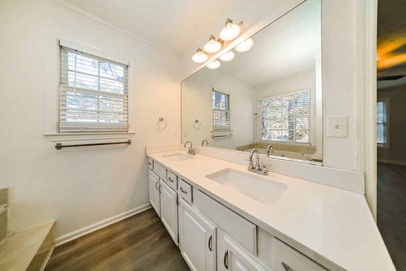 1,885/Mo, 9908 Point View Dr Jonesboro, GA 30238 Main Bathroom View