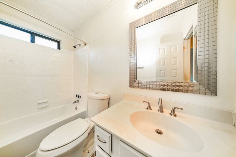 1,885/Mo, 9908 Point View Dr Jonesboro, GA 30238 Bathroom View