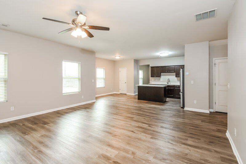 2,405/Mo, 20 Sycamore St Cartersville, GA 30120 Living Room View 2