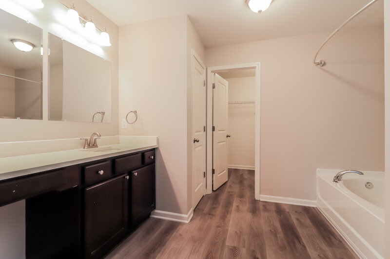 2,410/Mo, 20 Sycamore St Cartersville, GA 30120 Main Bathroom View