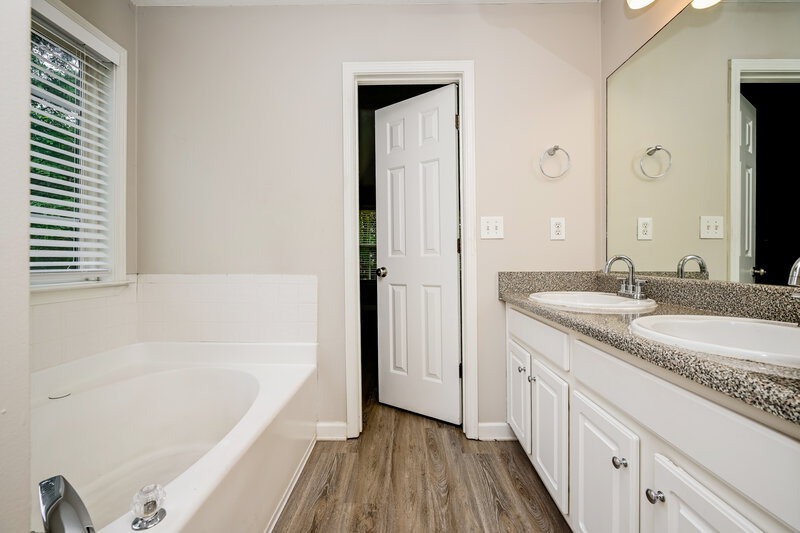 2,205/Mo, 330 Fieldstone Ln Covington, GA 30016 Main Bathroom View 2