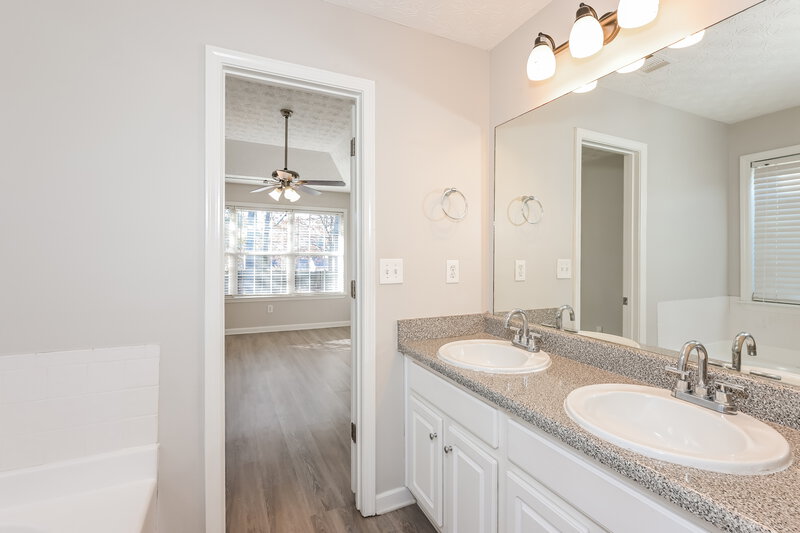 2,940/Mo, 330 Fieldstone Ln Covington, GA 30016 Main Bathroom View 2
