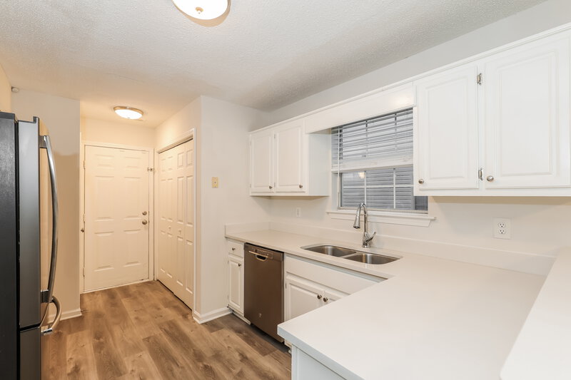 1,825/Mo, 1427 Isleworth Cir College Park, GA 30349 Kitchen View