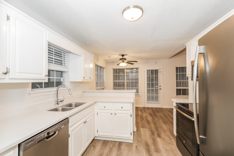 1,825/Mo, 1427 Isleworth Cir College Park, GA 30349 Kitchen View 2