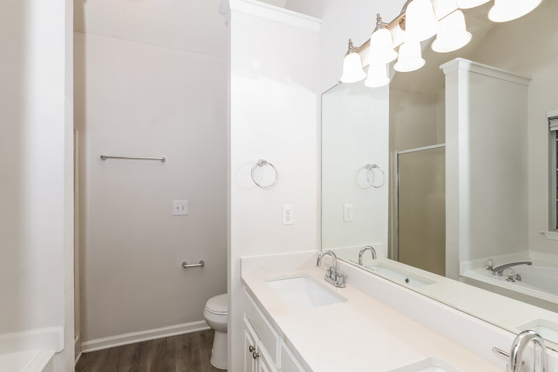 1,825/Mo, 1427 Isleworth Cir College Park, GA 30349 Main Bathroom View