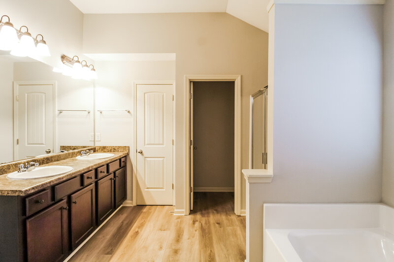 2,360/Mo, 221 Sableshire Way Locust Grove, GA 30248 Main Bathroom View