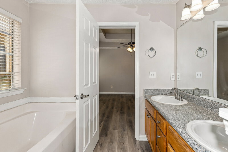 1,860/Mo, 11 Grier Ln Newnan, GA 30263 Primary Bathroom View 3