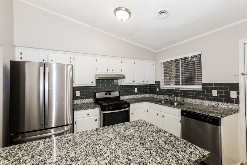 1,615/Mo, 8450 N Pond Dr Riverdale, GA 30274 Kitchen View 2