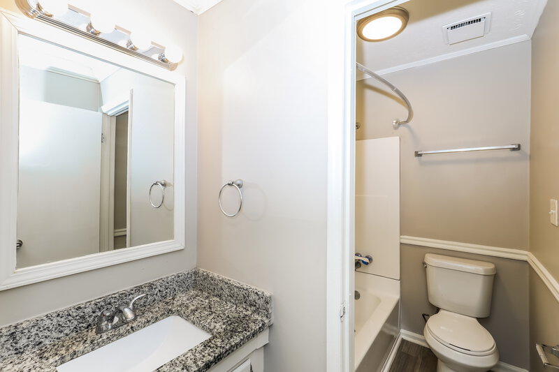 1,615/Mo, 8450 N Pond Dr Riverdale, GA 30274 Main Bathroom View