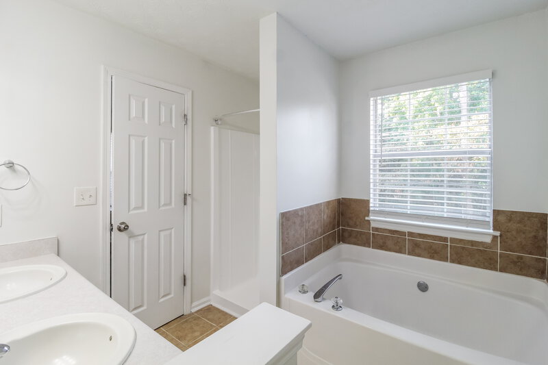 2,260/Mo, 4419 Cross Ln Decatur, GA 30035 Main Bathroom View