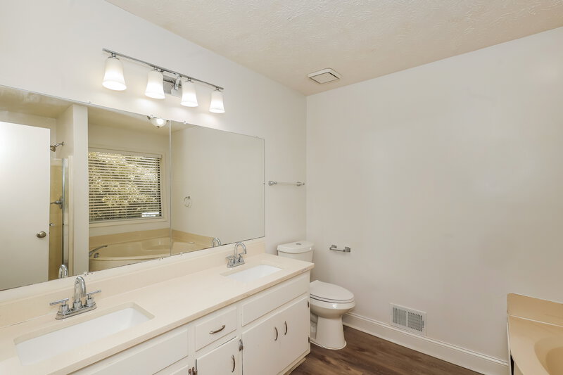 2,215/Mo, 4140 Hawkins Xing Atlanta, GA 30349 Main Bathroom View 2