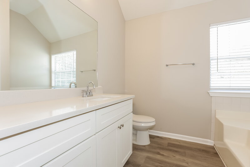 1,900/Mo, 3963 Waldrop Hills Dr Decatur, GA 30034 Main Bathroom View