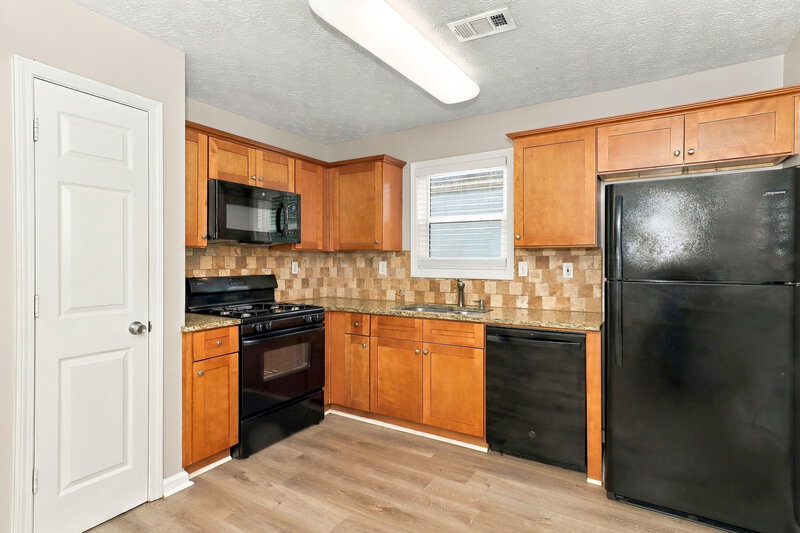2,220/Mo, 1118 Marina Ln Acworth, GA 30101 Kitchen View 2