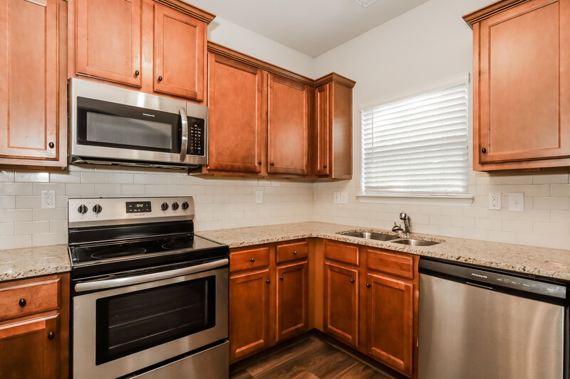2,750/Mo, 125 Magnaview Dr McDonough, GA 30253 Kitchen View 2