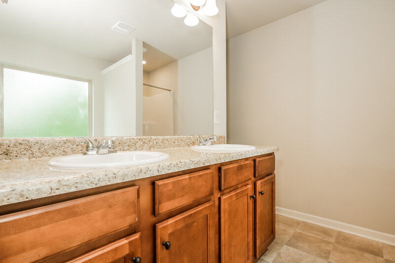 2,750/Mo, 125 Magnaview Dr McDonough, GA 30253 Main Bathroom View