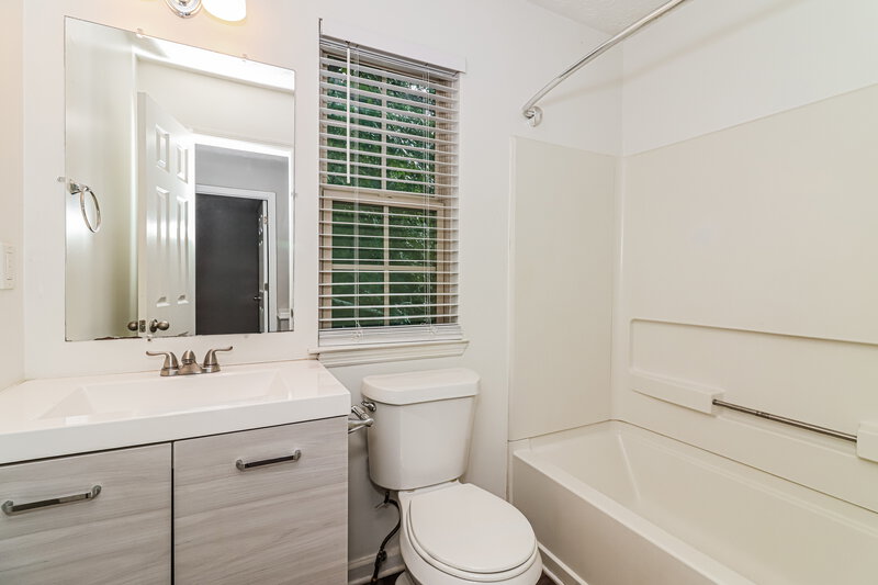 2,040/Mo, 7013 Grinder Dr Austell, GA 30168 Main Bathroom View