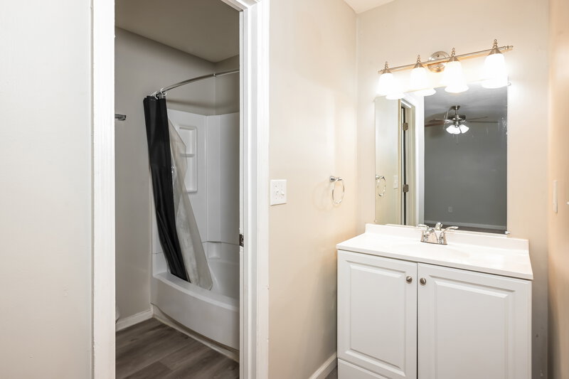 1,685/Mo, 5178 Scarbrough Ln Stone Mountain, GA 30088 Main Bathroom View 2