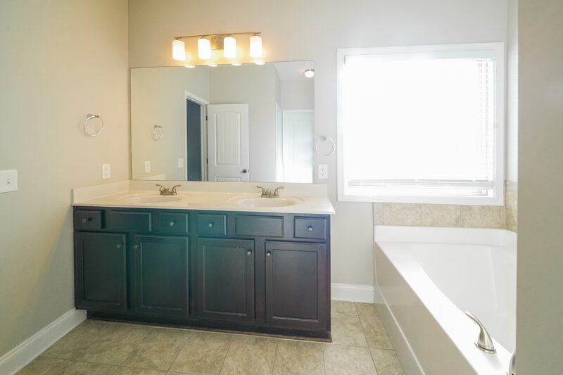 2,660/Mo, 242 Summergate Ln Villa Rica, GA 30180 Main Bathroom View 2