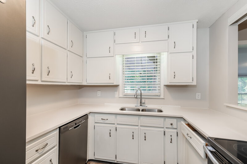 1,735/Mo, 7358 Fernwood Dr Riverdale, GA 30296 Kitchen View 2