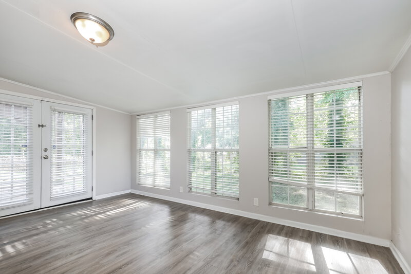 1,735/Mo, 7358 Fernwood Dr Riverdale, GA 30296 Sun Room View 2