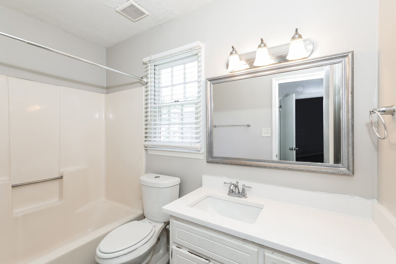 1,735/Mo, 7358 Fernwood Dr Riverdale, GA 30296 Main Bathroom View