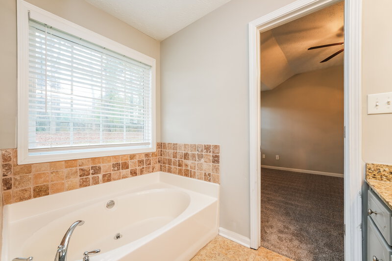 1,645/Mo, 509 Sarahs Ln Locust Grove, GA 30248 Main Bathroom View 2