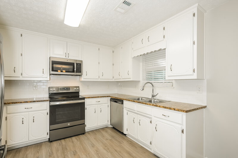 1,940/Mo, 172 Williamsburg Way Winder, GA 30680 Kitchen View