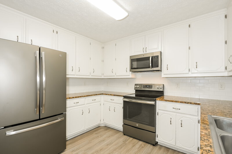 1,940/Mo, 172 Williamsburg Way Winder, GA 30680 Kitchen View 2