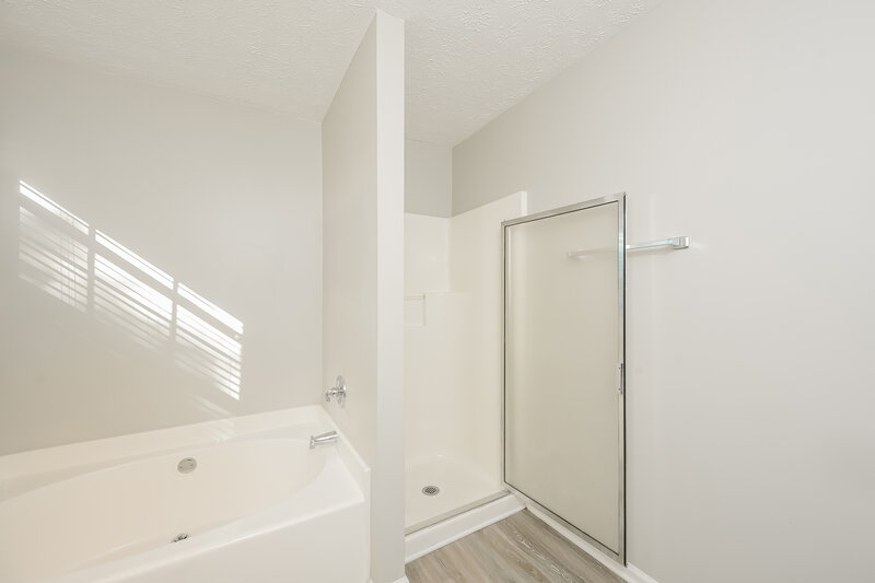 1,940/Mo, 172 Williamsburg Way Winder, GA 30680 Main Bathroom View 2