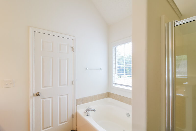 2,810/Mo, 215 Trelawney Pl Covington, GA 30016 Main Bathroom View