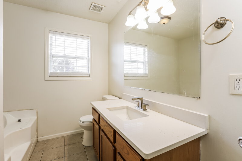 0/Mo, 425 Remington Court Villa Rica, GA 30180 Main Bathroom View