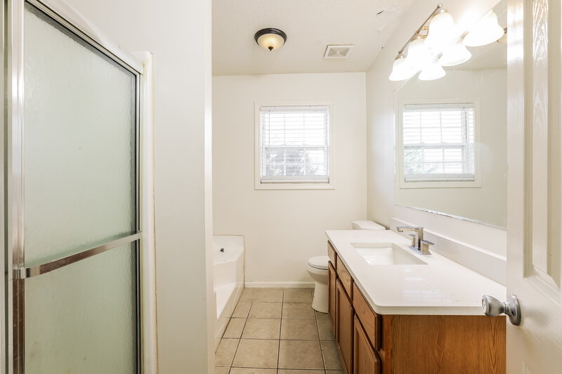 0/Mo, 425 Remington Court Villa Rica, GA 30180 Main Bathroom View 2