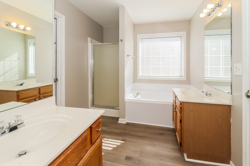 1,950/Mo, 540 Hillcrest Cross Rd Canton, GA 30115 Main Bathroom View