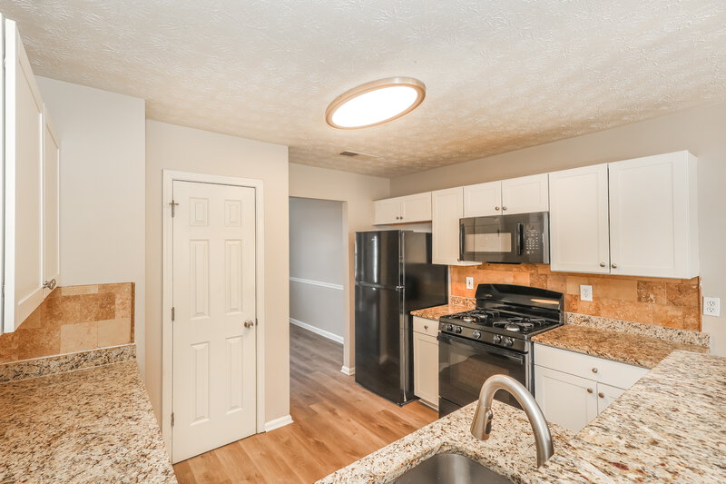 2,355/Mo, 1481 Mine Run Hampton, GA 30228 Kitchen View 2