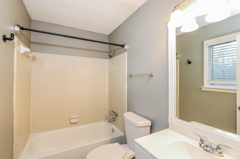 1,990/Mo, 8330 Beechwood Ct Riverdale, GA 30274 Main Bathroom View